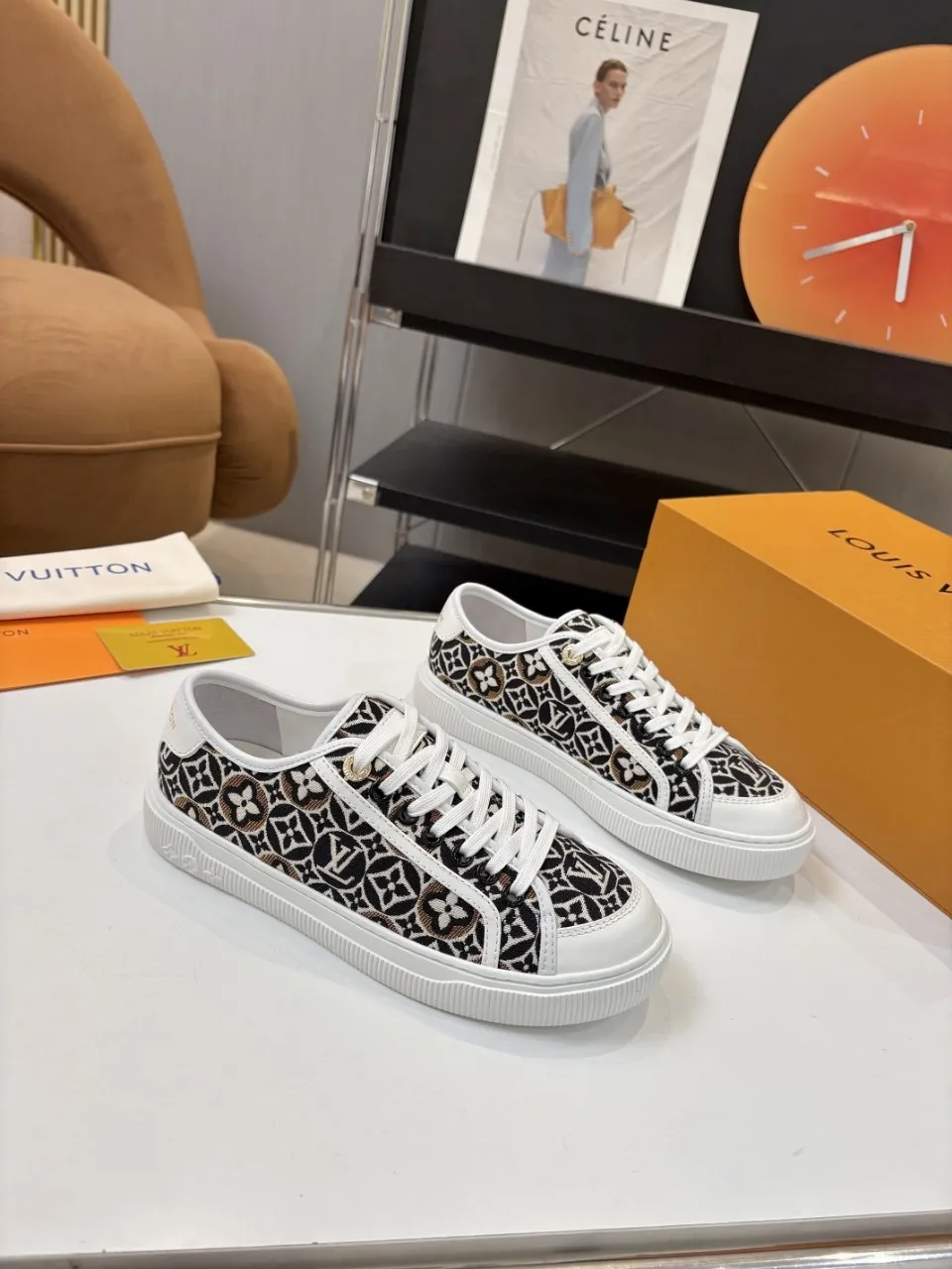 p580🐮🐮 LV couple skate shoes｜Classic jacquard, the ultimate code for a sweet outing! 👫** This pair of shoes is Louis Vuitton's love letter to fashionistas💌 - **classic presbyopic skate shoes**, the perfect choice for couples to go out on the street!  🔸 **Luxury details are a must-have**: Jacquard fabric  🔸 **So comfortable that you don’t want to take it off**: The sheepskin lining is skin-friendly and breathable, warm in autumn and winter without stuffing your feet, refreshing in spring and summer without being sticky, and you can wear it with a high-end feel in all seasons!  🔸 **Steady sense of security**: Non-slip rubber outsole, perfect grip, accompanying you through romantic streets.  **💑 Couple outfit inspiration**: ▪️ For boys, pair with leggings + baseball cap for a trendy street look!  ▪️ Girls can wear short skirts or shark pants, and the sweet and cool style is easy to choose~ **#Louis Vuitton #couple shoes #presbyopia classic** **👉 Click to collect and become the most fashionable CP in the circle of friends with him! ** Fabric: Imported cowhide/classic jacquard fabric Lining: Sheepskin lining Sole: Original rubber sole Size: Women’s size 35-42 (40/41/42 customized) Men’s size 39-45 (39.45 customized)